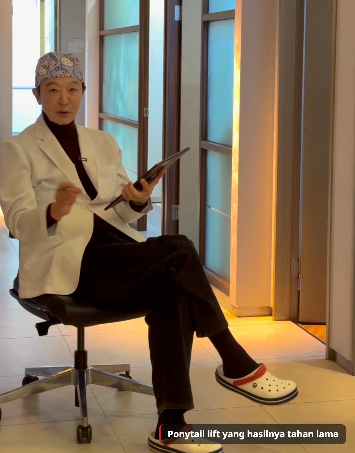 dr. Kim Hyun-chul dari Kidari Plastic Surgery menjelaskan ponytail lift